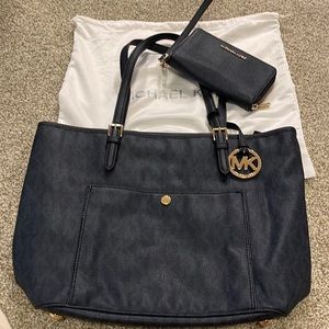 Michael Kors beautiful blue purse great condition several storage compartments